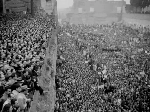 Rome - 1944: Pan of massive crowd during Communist rally Video stock 219451715