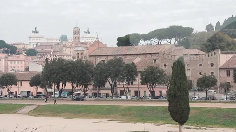 Rome italy building with trees and traffic passing Vídeo Stock 252147255