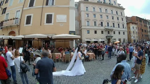 Rome - Just married couple passing at Pantheon square with crowd applauding Stock Footage 90377775