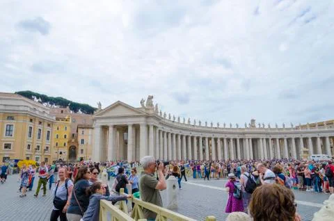 Rome, may 10: catholics flock to st. peter's square, may 10, 2013 in rome. th Stock-Fotos