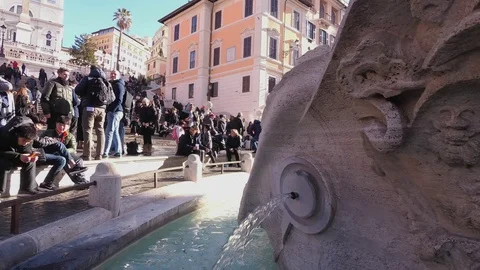 Rome, Piazza di Spagna and the Barcaccia Fountain A sunny winter morning Vidéo 100519461