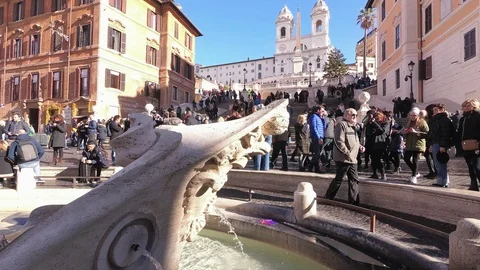 Rome, Piazza di Spagna and the Barcaccia Fountain A sunny winter morning Vidéo 100519474