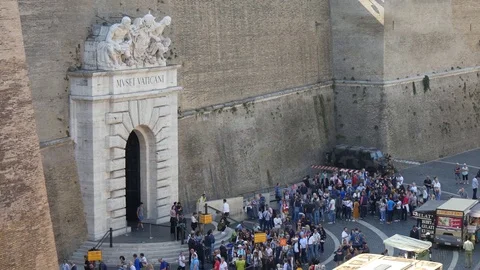 Rome - Tourists enter in the Vatican museums. Rome October 2017 動画素材 80556981