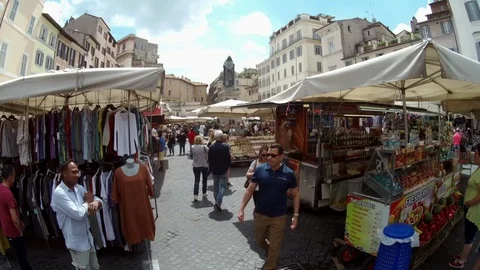 Rome - Walking between the crowd in the ancient market of Campo dei Fiori Vídeos de archivo 89766431