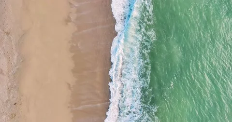 Romper de olas en Areyns de Mar Stock Footage 233539973