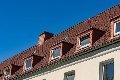 Roof design with windows under clear blue sky in afternoon light Fotos Stock