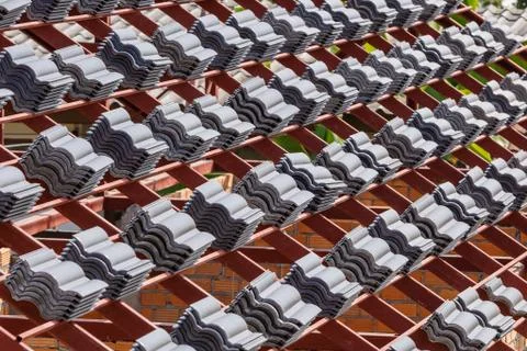 Roof under construction with stacks of roof tiles for home building Foto stock