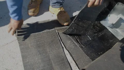 Roofer applying granulated APP Torch Down  Video stock 328283432
