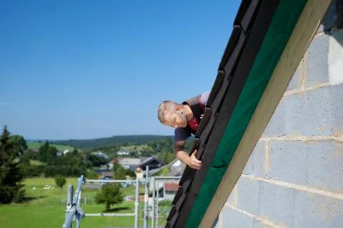 Roofer applying slates Stock Photos