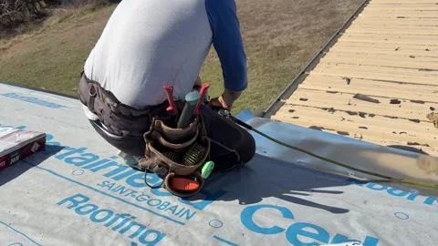 Roofer Doing Construction on House Видео 304006188