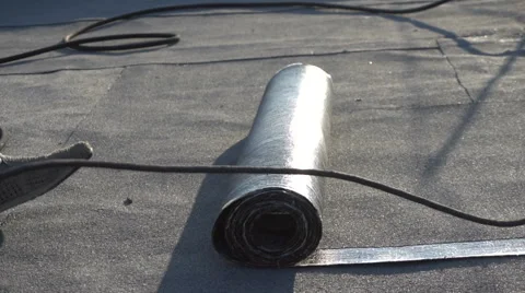 Roofer melts the bitumen 動画素材 66887138