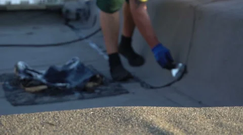 Roofer melts the bitumen Vídeo Stock 66903828