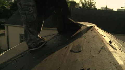Roofer removing shingles Vídeos de archivo 57714928