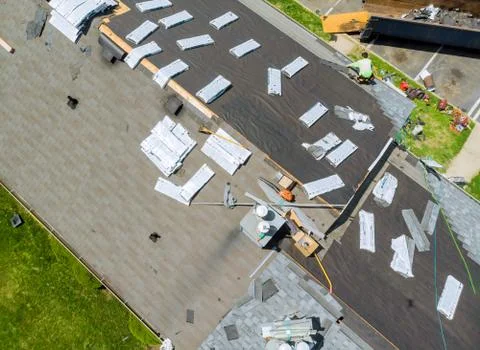 Roofer replace shingle that has been damaged and needing replacement Foto stock