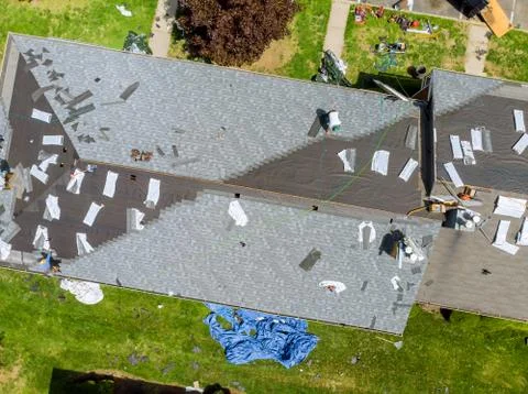 Roofer replace shingle that has been damaged and needing replacement Foto stock
