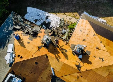 Roofer replace shingle that has been damaged and needing replacement of resid Foto stock