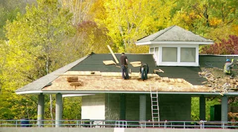 Roofers at work HD Vidéo 12382748