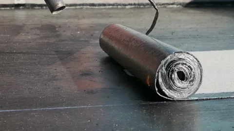 Roofing material being installed on a commercial property with a flame Vidéo 149953842