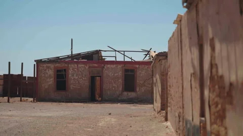 Roofless building facing camera with wall on right Vídeos de archivo 337874612