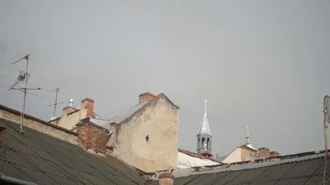 Roofs of old buildings from down in front of rainy sky. Handled shot Vidéo 90531255