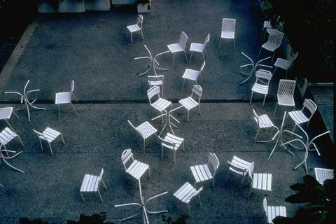 Rooftop cafe w. table frames &amp; chairs in pleasing disarray ., New York, USA Stock Photos