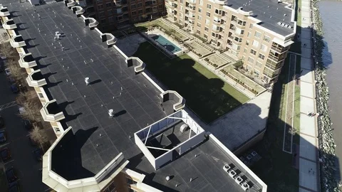 Rooftop courtyard pool above the Hudson in West New York Vídeos de archivo 87957999