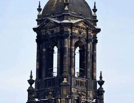 Rooftop designer meticulously records complex patterns of weathered stonewo.. Фото