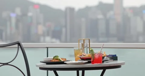 Rooftop dining, city skyline view - Luxury travel Vidéo 329562464