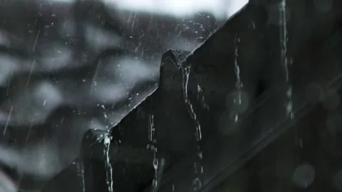 Rooftop drainage system handling intense rainstorm Vidéo 333772708