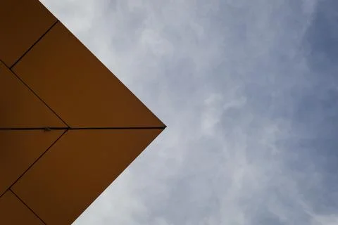 Rooftop Edge in Ground-to-Sky View Foto stock