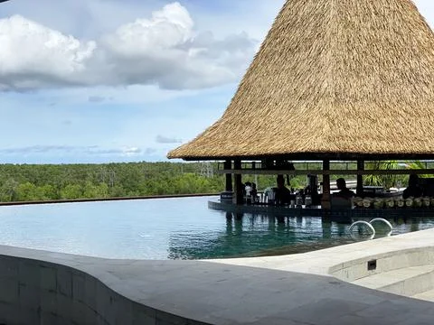 Rooftop infinity pool and swim-up bar at Krisna Oleh-Oleh (Bali Bypass) sou.. Stock Photos