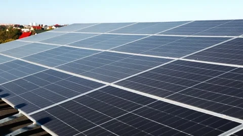 Rooftop photovoltaic array producing clean power from sunlight. Vídeo Stock 345606496
