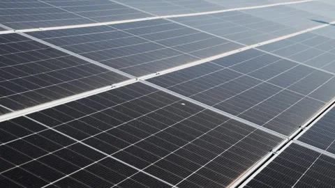 Rooftop photovoltaic array producing clean power from sunlight. Vídeo Stock 345606630