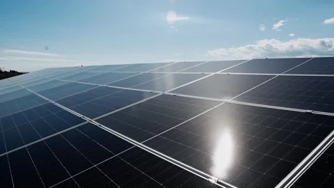 Rooftop photovoltaic array producing clean power from sunlight. Vídeo Stock 345611022