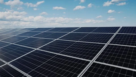 Rooftop photovoltaic array producing clean power from sunlight. Vídeo Stock 345611413