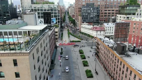 Rooftop Pool Above A Leafy Meatpacking District Street 库存影片 131581636