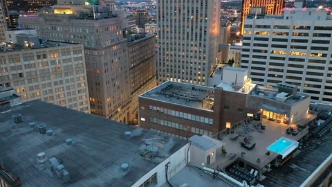 Rooftop pool deck among the downtown office blocks Vídeo Stock 111478724