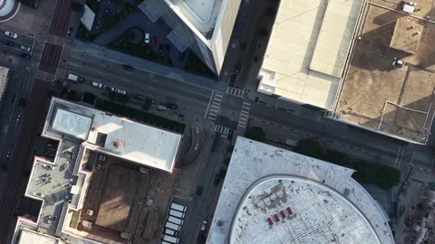 A rooftop pool deck seen from directly above downtown Dallas, Texas aerial drone Vidéo 342497833
