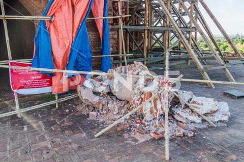 Rooftop of Pyathada Paya temple damaged by the earthquake of 2016, Bagan, Mya Stock Photos