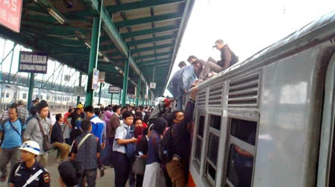 Rooftop Riders of The Train Stock-Footage 23768150