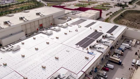 Rooftop solar installation forward slide following roof structure Vídeos de archivo 331425566