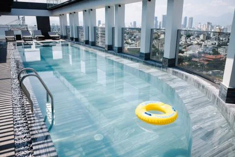 Rooftop swimming pool 库存照片