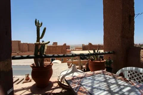 Rooftop, table and cactus in a small town in the Moroccan Sahara desert Stock-Fotos