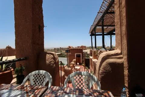 Rooftop, table and cactus in a small town in the Moroccan Sahara desert Stock-Fotos