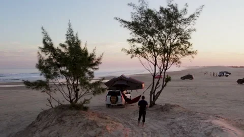 Rooftop tent camping at the beach Video stock 184088519