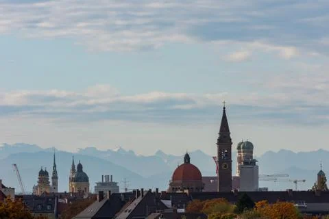 Rooftop view of churches in Munich with alpine mountains in the background Stock-Fotos