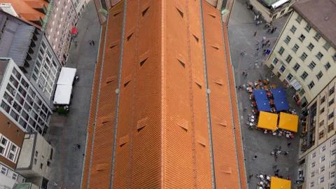 Rooftop view looking down on a square with restaurants and people Foto stock