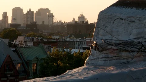 Rooftop view of Manhattan Bridge and apartments from Brooklyn, afternoon. Vídeo Stock 106206654
