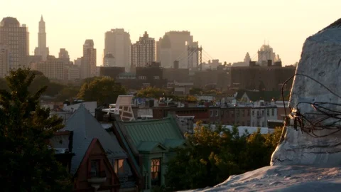 Rooftop view of Manhattan Bridge and apartments from Brooklyn, sunset. Vídeo Stock 106207595