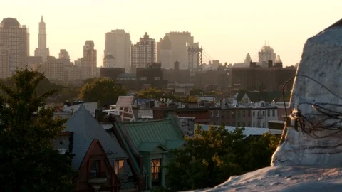 Rooftop view of Manhattan Bridge and apartments from Brooklyn, afternoon. Video stock 106207596
